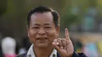 Seorang pemilih mengangkat jarinya yang ditandai dengan tinta untuk menunjukkan bahwa ia telah memilih, di sebuah tempat pemungutan suara di Naypyitaw, Myanmar, Minggu, 28 Desember 2025. Junta Myanmar menyelenggarakan pemungutan suara tahap pertama untuk pemilihan umum nasional pada hari ini, Minggu, 28 Desember 2025. (AP Photo/Aung Shine Oo)