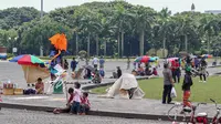 Perda DKI Jakarta tentang sanksi denda Rp 20 juta bagi pengunjung yang berbelanja di PKL Monas (Liputan6.com/Faizal Fanani)