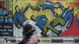 Mural yang diberi tema “Prasasti Tragedi Trisakti dan Mei 1998” bertujuan mengingatkan kepada pemerintah dalam penuntasan kasus tersebut, Selasa (14/5/14). (Liputan6.com/Faizal Fanani)