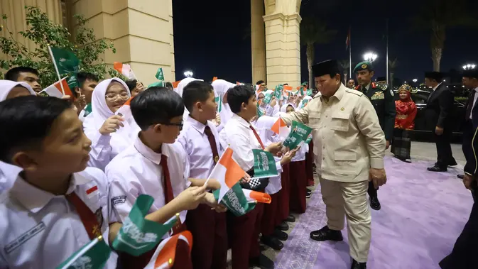 Prabowo Disambut Meriah Siswa dan Diaspora Indonesia saat Tiba di Jeddah