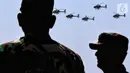 Prajurit TNI Angkatan Udara unjuk kebolehan dalam atraksi akrobatik helikopter pada perayaan HUT ke-74 TNI di Taxy Way Echo Lanud Halim Perdanakusuma, Jakarta Timur, Sabtu (5/10/2019). HUT ke-74 TNI dihadiri oleh Presiden Joko Widodo atau Jokowi. (Liputan6.com/JohanTallo)