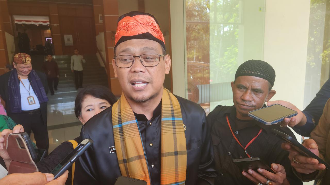 Calon Wali Kota Depok, Imam Budi Hartono saat ditemui usai melakukan kegiatan di wilayah Depok. (Liputan6.com/Dicky Agung Prihanto)