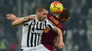 Bek Juventus, Leonardo Bonucci (kiri) berebut bola udara dengan penyerang AS Roma, Edin Dzeko pada lanjutan liga serie A Italia di Juventus Stadium, Turin (24/1/2016). Juventus menang dengan skor 1-0. (AFP PHOTO/GIUSEPPE CACACE)