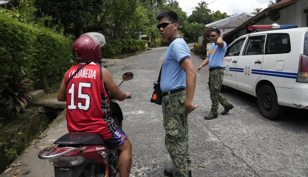 <p>Warga dievakuasi secara paksa sejak aktivitas vulkanik Gunung Mayon melonjak minggu lalu. (AP Photo/Aaron Favila)</p>