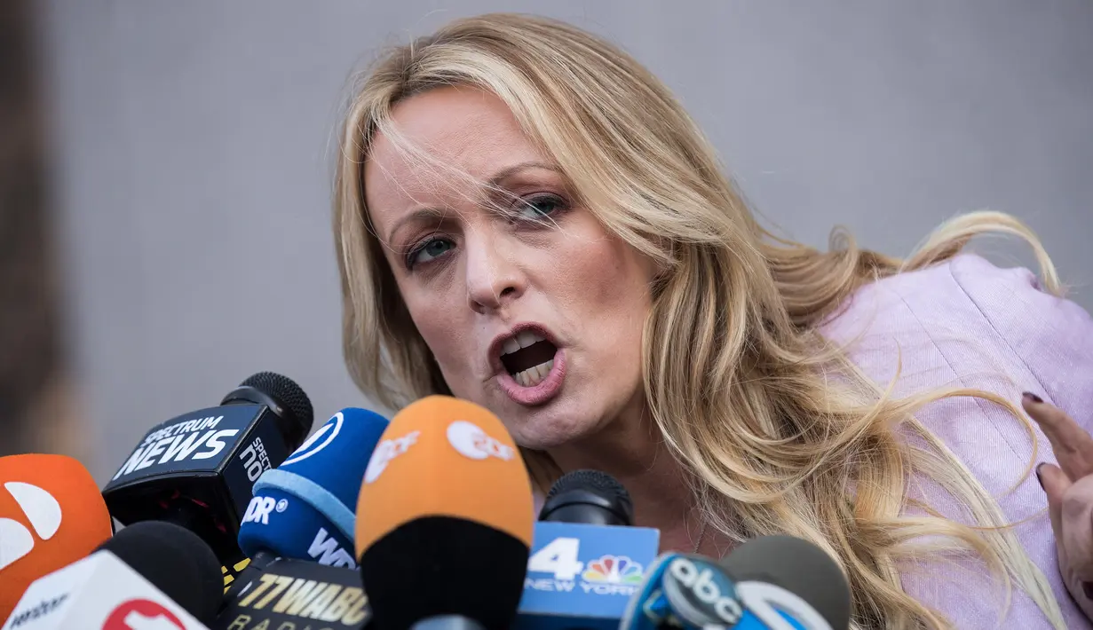 Aktris film dewasa, Stormy Daniels memberi keterangan kepada wartawan saat ia keluar dari Pengadilan Distrik Selatan New York (16/4). Stormy Daniels sebelumnya terlibat skandal perselingkuhan dengan Donald Trump. (Drew Angerer/Getty Images/AFP)