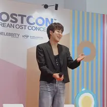 Lee Mujin sapa penonton sebelum main event KOSTCON Jakarta 2025 di Indonesia Arena GBK pada Sabtu (02/08/2025). (Foto: Liputan6/Vindy Therecia)