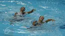 Atlet renang indah Indonesia beraksi ketika tampil di kelas Duet Technical and Free Routine SEA Games 2015, di OCBC Aquatic, National Stadium Singapura, Kamis (6/4). Tim renang indah Indonesia meraih 139.0880 poin. (Liputan6.com/Helmi Fithriansyah)