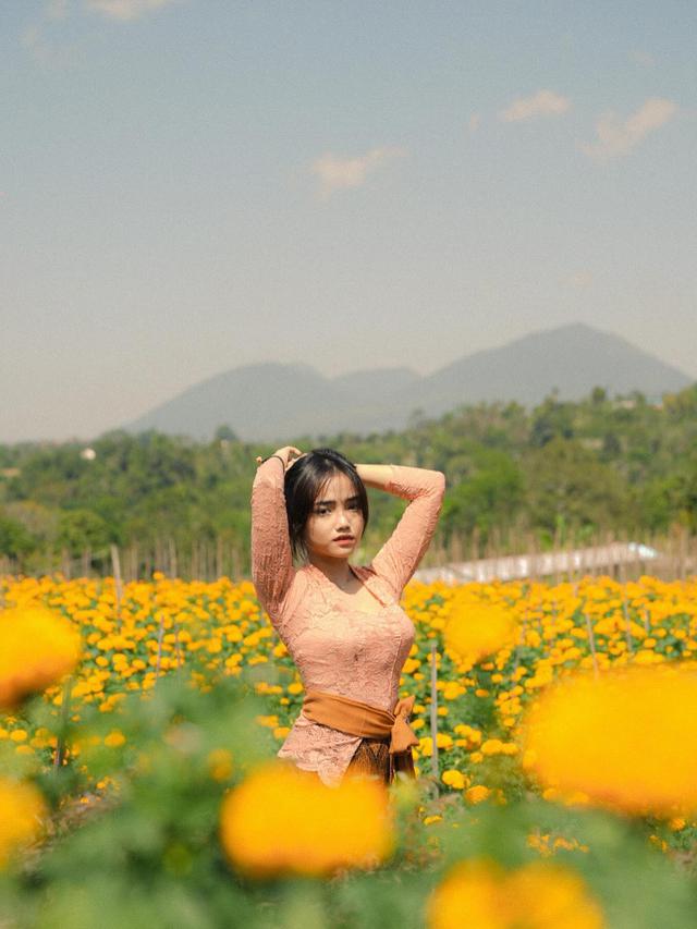 Tampil Menawan, Ini 7 Pemotretan Fuji Pakai Kebaya di Kebun Bunga