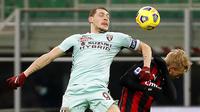 Striker Torino, Andrea Belotti, duel udara dengan pemain AC Milan, Simon Kjaer, pada laga Liga Italia di Stadion San Siro, Sabtu (9/1/2021). AC Milan menang dengan skor 2-0. (AP/Antonio Calanni)