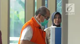 Bupati Bandung Barat Abubakar memasuki gedung KPK untuk menjalani pemeriksaan, Jakarta, Selasa (8/5). Abubakar diperiksa sebagai tersangka terkait dugaan penerima suap dari sejumlah kepala dinas untuk keperluan politik istrinya. (Merdeka.com/Dwi Narwoko)