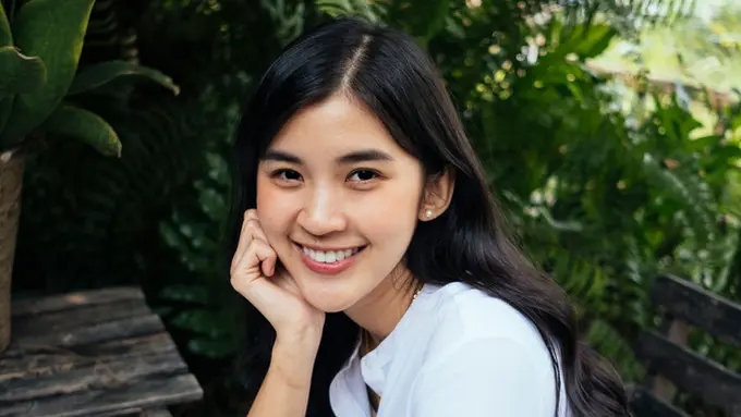 tersenyum bahagia mandiri santai