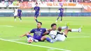 Pemain Persita Tangerang, Muhammad Toha (kiri) berebut bola dengan pemain Persija Jakarat, Aditya Warman dalam laga BRI Super League 2025/2026 di Indomilk Arena, Tangerang, Banten, Jumat (30/01/2026). (Bola.com/Muhammad Iqbal Ichsan)