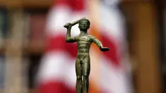 Sebuah patung perunggu yang menggambarkan Herakles dipamerkan Kejaksaan Amerika, New York, Selasa (24/2/2015). Patung Herakles yang sempat dicuri ini, rencananya akan dikembalikan kepada pemerintah Italia (AFP Photo/Jewel Samad)