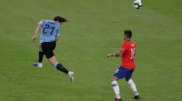 Striker timnas  Uruguay, Edinson Cavani menjebol gawang Chile melalui sundulan pada laga terakhir grup C Copa America 2019 di stadion Maracana, Rio de Janeiro, Senin (24/6/2019). Gol tunggal Edinson Cavani dalam laga tersebut memastikan Uruguay jadi juara Grup C. (AP/Eraldo Peres)