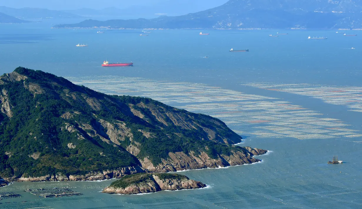 Foto yang diabadikan pada 10 November 2020 ini menunjukkan kawasan budi daya akuakultur di Ankai, Wilayah Lianjiang, Provinsi Fujian, China tenggara. (Xinhua/Wei Peiquan)
