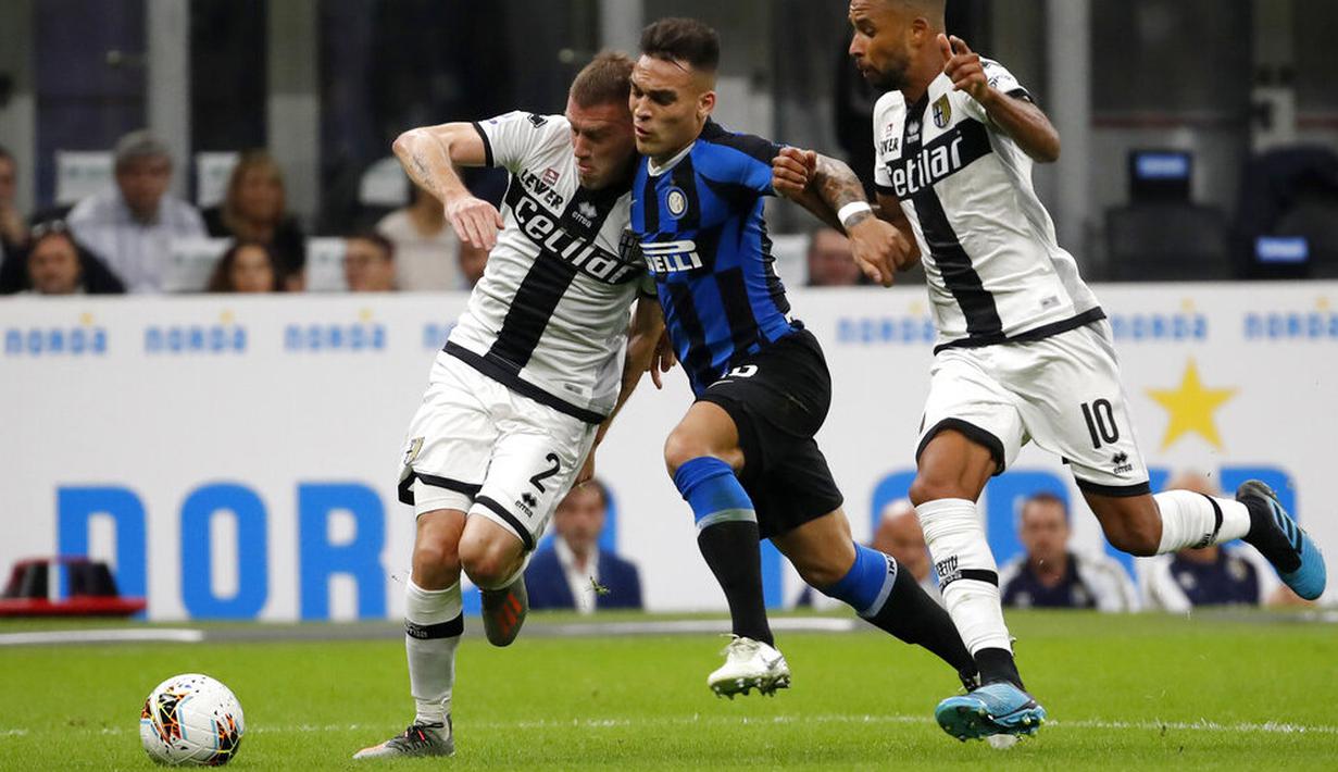 Striker Inter Milan, Lautaro Martinez, berusaha melewati pemain Parma pada laga Serie A di Stadion Giuseppe Meazza, Sabtu (26/10). Kedua tim bermain imbang 2-2. (AP/Antonio Calanni)