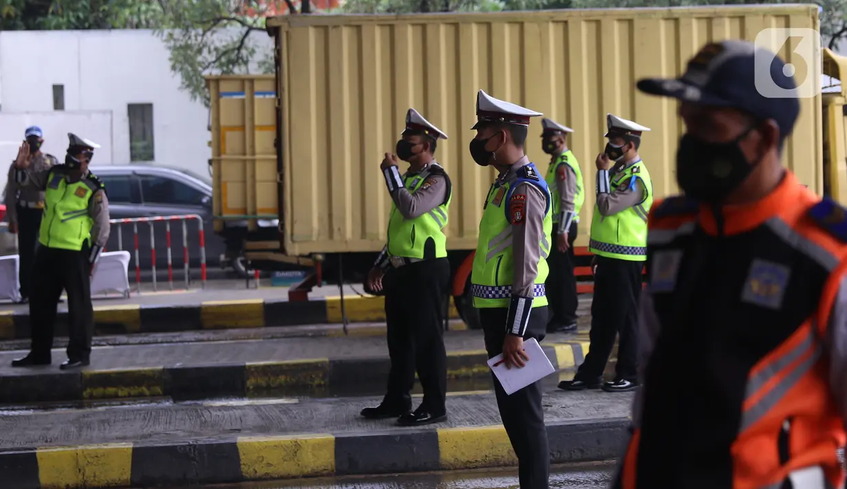 Petugas Kepolisian saat melakukan penyekatan larangan mudik lebaran di gerbang tol Cikupa, Kabupaten Tangerang, Banten, Kamis (6/5/2021). Penyekatan dilakukan seiring telah diberlakukan larangan mudik Lebaran mulai dari 6 hingga 17 Mei 2021.  (Liputan6.com/Angga Yuniar)