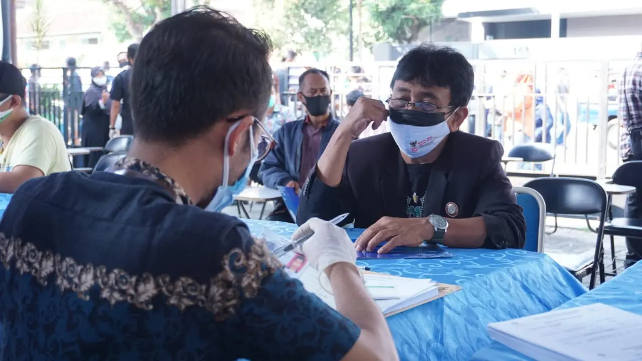 Para penerima manfaat dari ragam profesi yang terkena dampak perpanjangan PPKM Darurat di Garut, Jawa Barat, mulai mendapatkan bantuan stimulan tunai dari Pemda Garut.