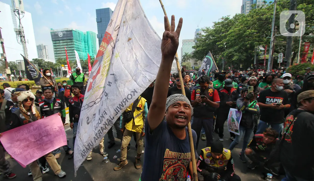 Menurut pendemo, pemerintah sempat berjanji akan memberikan regulasi khusus ojol pada tahun 2016 lalu namun sampai sekarang belum terealisisasi. (Liputan6.com/Angga Yuniar)