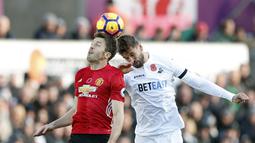 Duel pemain Manchester United, Michael Carrick  (kiri) dan pemain, Swansea City, Fernando Llorente pada laga Premier League di Liberty Stadium, (6/11/2016). (Action Images via Reuters/John Sibley) 