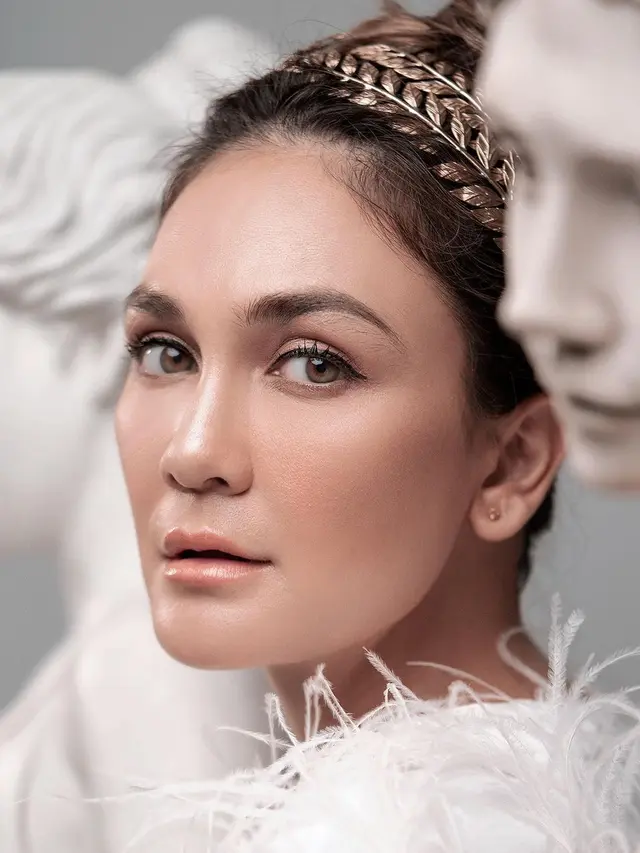 7 Gaya Luna Maya saat Pemotretan Bertema Dewi Yunani, Memesona