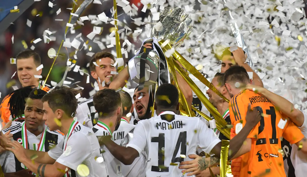 Para pemain Juventus merayakan kemenangan seusai mengalahkan AC Milan pada laga final Piala Super Italia 2018 di King Abdullah Sports City, Kamis (17/1). Juventus keluar sebagai kampiun dengan meraih kemenangan tipis 1-0. (GIUSEPPE CACACE / AFP)