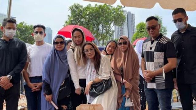 Dihadiri Sejumlah Artis, Ini 7 Momen Pemakaman Pesinetron Iqbal Pakula
