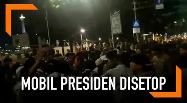 Beberapa demonstran coba menghentikan mobil Presiden Jokowi di sekitar istana. Beruntung, Jokowi bersedia berhenti dan berdialog.