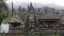 Umat Hindu menggelar upacara Purnama Kapat di Pura Besakih, Karangasem, Bali, Kamis (5/10). Pura Besakih di Desa Besakih ditetapkan dalam zona KRB II karena berjarak sekitar sembilan kilometer dari puncak kawah Gunung Agung. (Liputan6.com/Gempur M Surya)