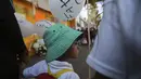 Seorang anak mengikuti prosesi pemakaman korban pembunuhan Fatima di Mexico City (18/2/2020). Pembunuhan fatima telah memicu kemarahan yang meningkat atas pembunuhan brutal terhadap wanita, termasuk yang ditemukan ditikam sampai mati dan dikuliti awal bulan ini. (AP Photo/Marco Ugarte)