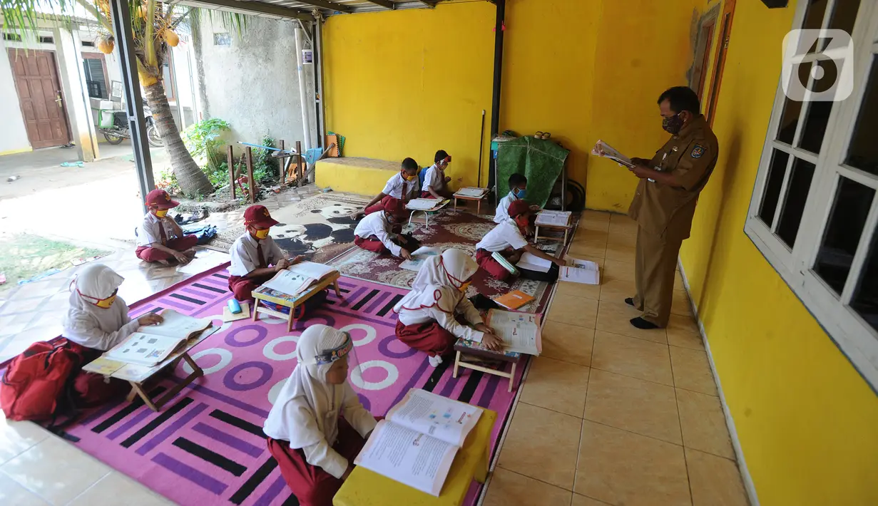 Murid kelas III SDN 02 Pondok Petir mengikuti kegiatan belajar mengajar di teras rumah salah satu siswa di Depok, Senin (31/08/2020). Mereka belajar 2 - 3 minggu sekali karena para siswa kesulitan belajar daring akibat beban paket data dan tidak semua memiliki smartphone. (merdeka.com/Arie Basuki)