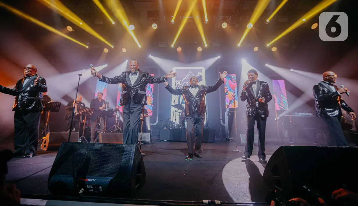 Grup vokal The Temptations Revue ft. Glenn Leonard menyemarakkan panggung BNI Java Jazz Festival 2022 pada hari terakhir gelaran di Jakarta International Expo, Kemayoran, Jakarta Pusat, Minggu (29/5/2022). The Temptations Revue ft. Glenn Leonard tampil dengan lagu-lagu legendaris mereka beserta koreografi dan gaya khasnya. (Liputan6.com/Faizal Fanani)