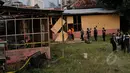 Lokasi tempat terjadinya ledakan di kawasan Tanah Abang, Jakarta Pusat, Rabu (8/4/2015). Tampak polisi sedang melakukan olah TKP. Akibat dari ledakan ini empat orang dikabarkan terluka. (Liputan6.com/Johan Tallo)