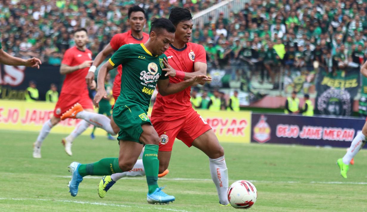Pemain Persebaya, Irfan Jaya, berebut bola dengan pemain Persija, Altaf Fater pada laga final di Stadion Gelora Delta, Sidoarjo, Kamis (20/2). (Bola.com/Aditya Wany)