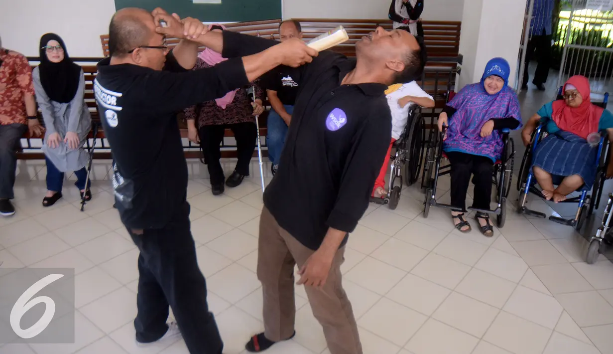 Peserta penyandang cacat melihat aksi bela diri praktis di YPAC, Jakarta, Sabtu (6/8). Bela diri Praktis ini di harapkan mampu untuk menjaga diri khususnya penyandang cacat dari segala bentuk serangan dan ancaman kejahatan. (Liputan6.com/Johan Tallo)