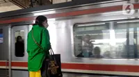 Penumpang menunggu rangkaian KRL di Stasiun Manggarai, Jakarta, Sabtu (17/12/2022). Pemerintah berencana menaikkan harga tiket Commuter Line (KRL) pada 2023. Plt Direktur Jenderal Perkeretaapian Kemenhub Risal Wasal mengatakan, pihaknya sudah menyiapkan sejumlah aturan terkait kenaikan tarif KRL. (Liputan6.com/Magang/Aida Nuralifa)