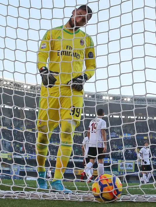 Kiper AC Milan, Gianluigi Donnarumma memungut bola dari gawangnya saat melawan Hellas Verona pada lanjutan Serie A Italia di Bentegodi stadium, Verona, (17/12/2017). MIlan kalah 0-3.  (Simone Venezia/ANSA via AP)