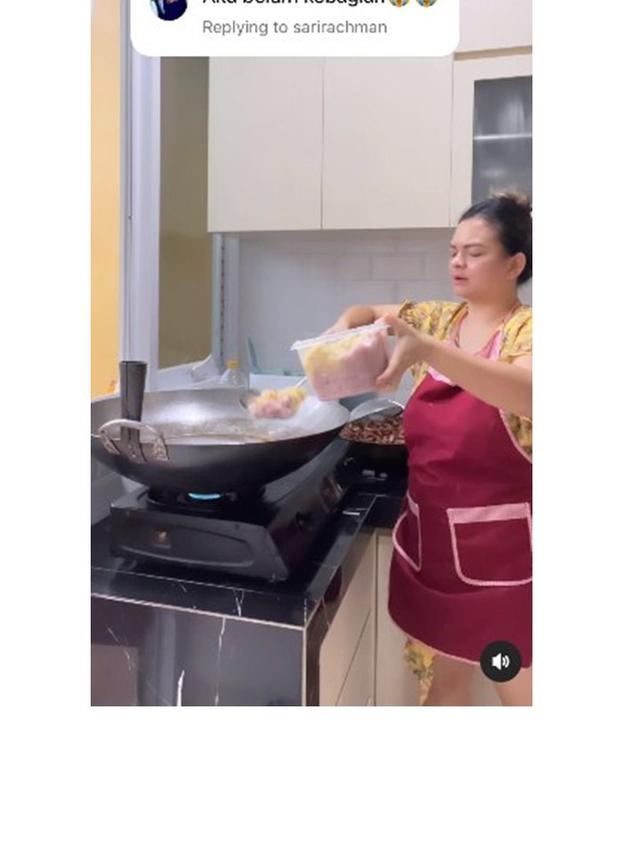 7 Potret Seru Nanda Gita saat Belanja di Pasar hingga Masak, Buka Bisnis Catering