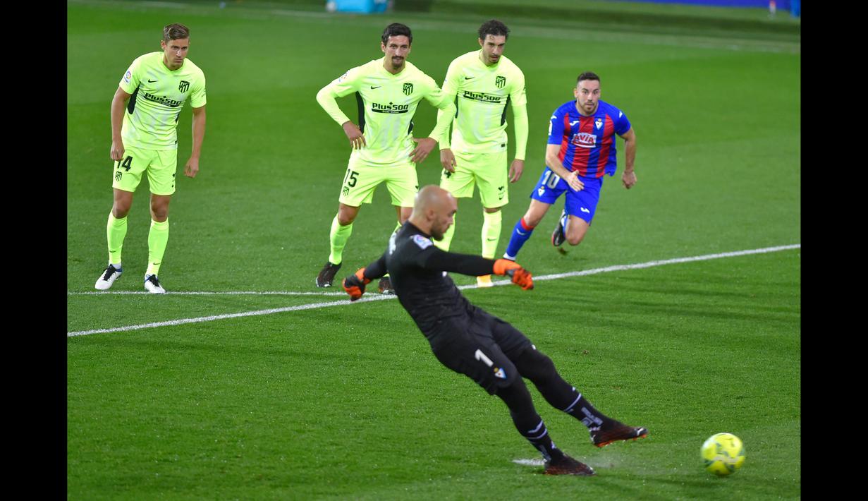 Penjaga gawang Eibar, Marko Dmitrovic berhasil menjebol gawang Atletico Madrid pada laga pekan ke-19 La Liga di Estadio Municipal de Ipurua, Jumat (23/1/2021). (Foto: AFP/Ander Gillenea)