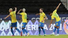 Brasil melanjutkan tren kemenangan di Copa America 2021. Kali ini, Tim Samba berhasil mencukur Peru empat gol tanpa balas pada laga kedua Grup B Copa America di Stadion Olimpico Nilton Santos, Rio de Janeiro. (AP/Silvia Izquierdo)
