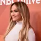 Jennifer Lopez tersenyum saat menghadiri NBCUniversal's Summer Press Day 2018 di The Universal Studios Backlot di Universal City, California (2/5). Jennifer Lopez tampil seksi dengan gaun putih ketat. (AFP Photo/Alberto E. Rodriguez)