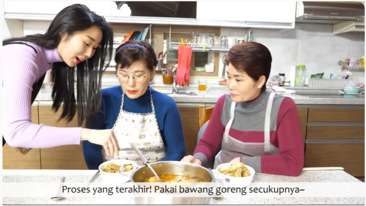 Apa Komentar Ibu-Ibu Korea Saat Mencoba Makan Lontong Sayur?