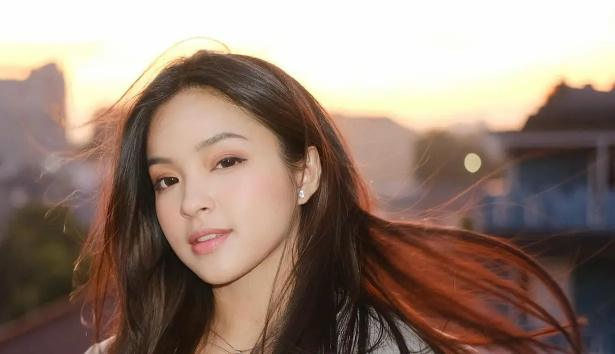 Eca Aura tampil cantik natural dengan rambut panjangnya yang lurus dan dibiarkan tergerai begitu saja. [Foto: Instagram/elsaajapasal]