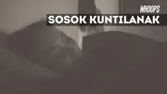 Sosok kuntilanak tertangkap kamera di kamar Sara Wijayanto saat ia sedang terlelap tidur. 