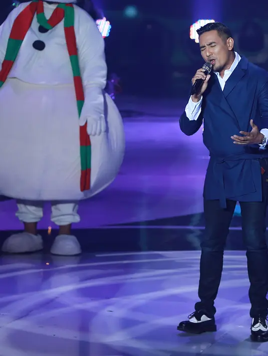 "Tahun ini agak banyak muter kota agak jauh. Gue bersyukur dapet acara tersebut. Mudah-mudahan gue dateng ke kota yang bisa nyanyi semoga bisa berbagi sama setiap orang," ujar Rio Febrian. (Deki Prayoga/Bintang.com)