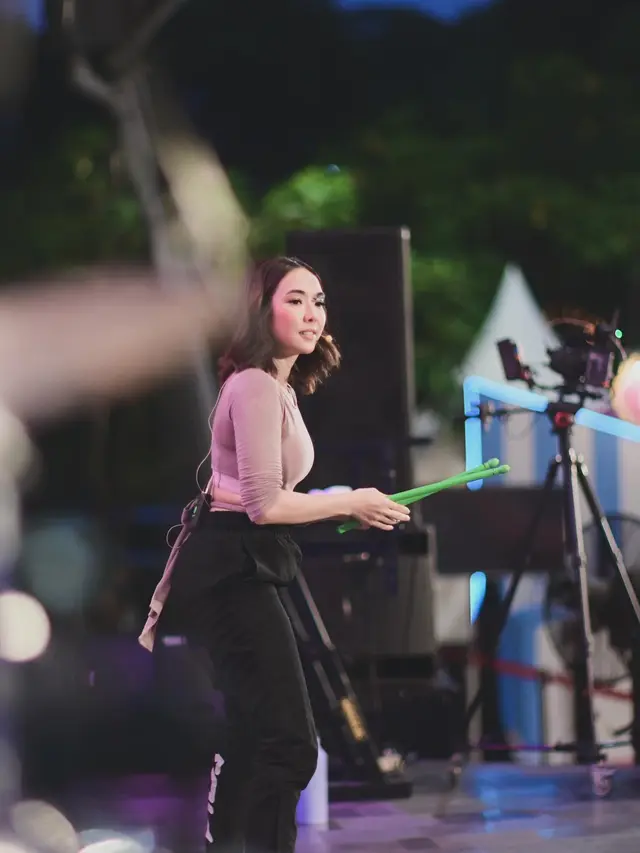 7 Potret Gisella Anastasia Jadi Instruktur Pound Fit, Tampil Energik