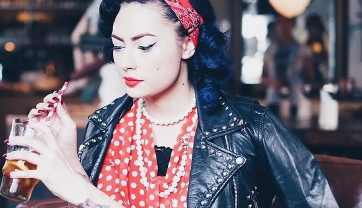 Tampil lebih edgy dengan jaket kulit, Claudia memadukannya dengan polkadot top, skirt dan bandana. (Instagram/miss_adinda_mae).