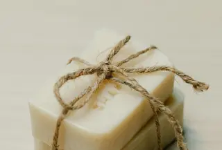 sabun batang yang ramah lingkungan atau eco-friendly lebih awet dan dapat digunakan dalam jangka waktu yang lama. (Foto/dok: Pexels/SarahChai)