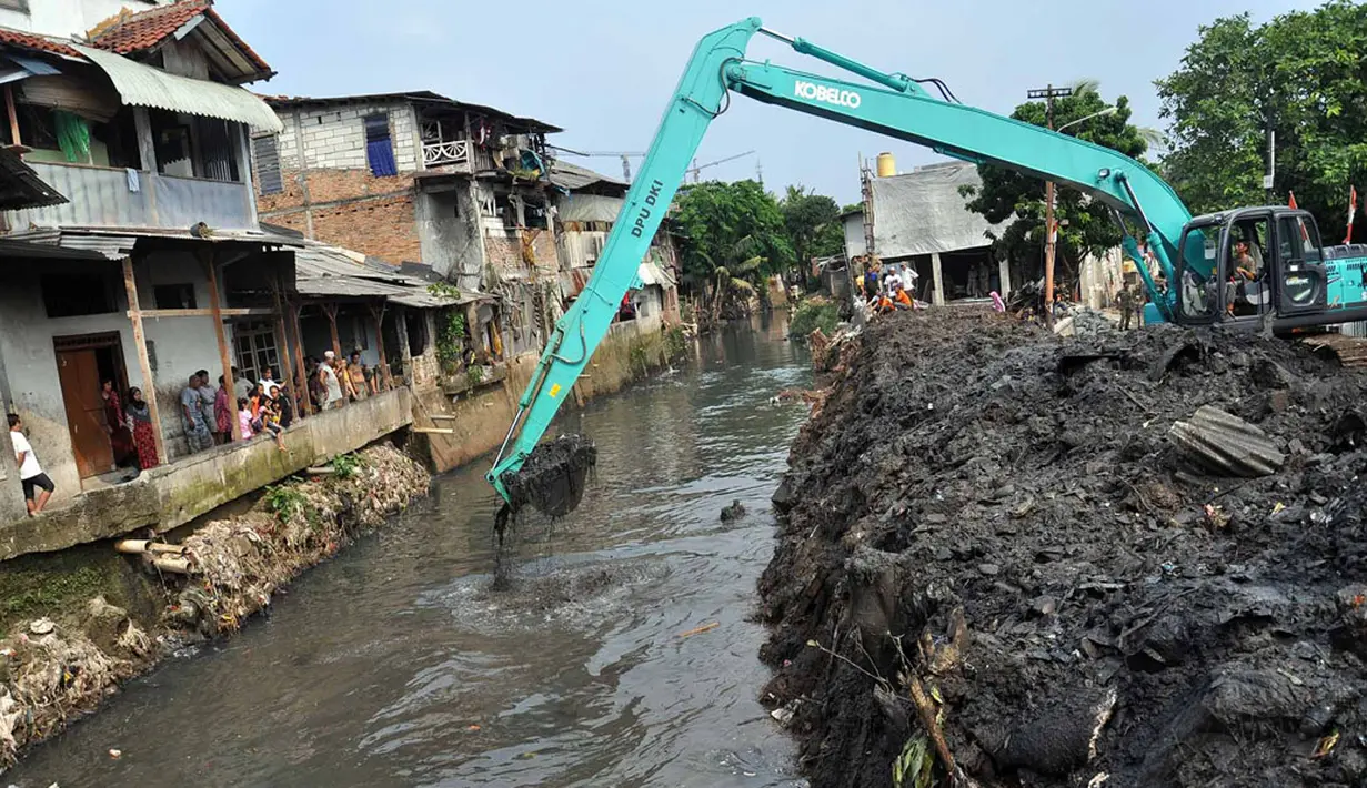 Upaya normalisasi kali Mampang terus dilakukan, salah satunya dengan pengerukan dan pendalaman, (19/8/2014). (Liputan6.com/Miftahul Hayat)