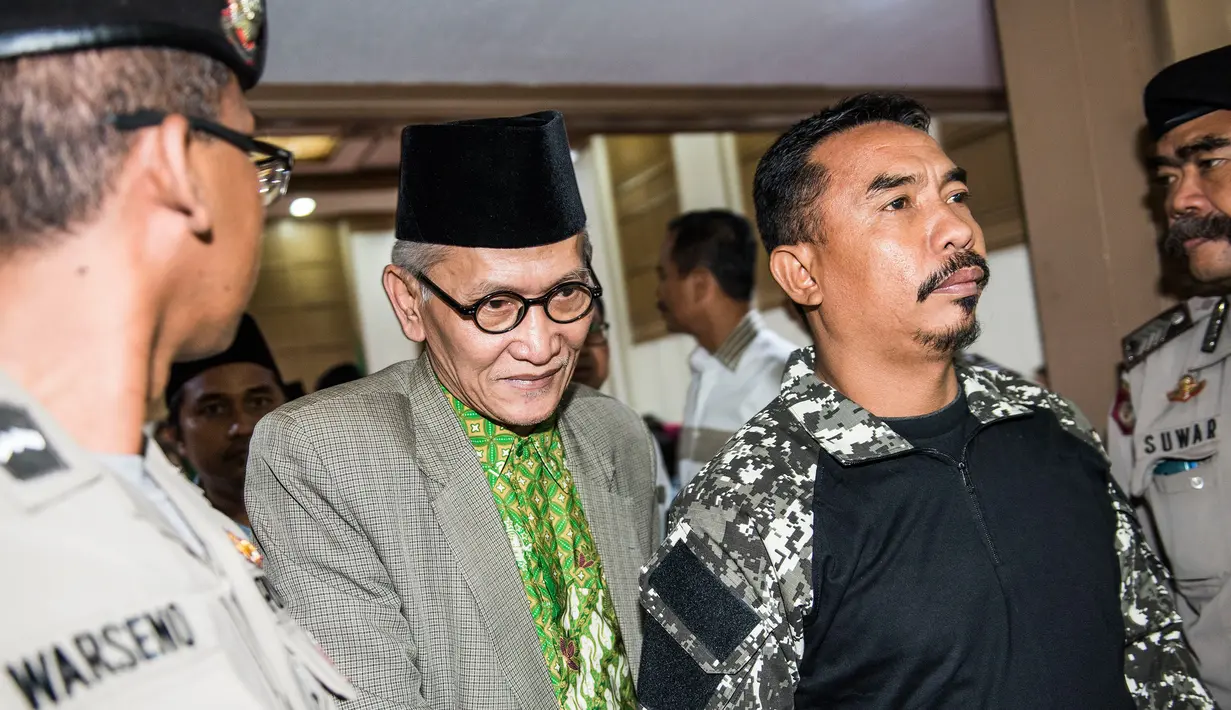Wakil Rais Aam PBNU, Miftahul Ahyar menjadi saksi ahli dalam sidang lanjutan kasus dugaan penodaan agama dengan terdakwa Basuki Tjahaja Purnama atau Ahok di Auditorium Kementan, Jakarta, Selasa (21/2). (Liputan6.com/Agung Rajasa/Pool)